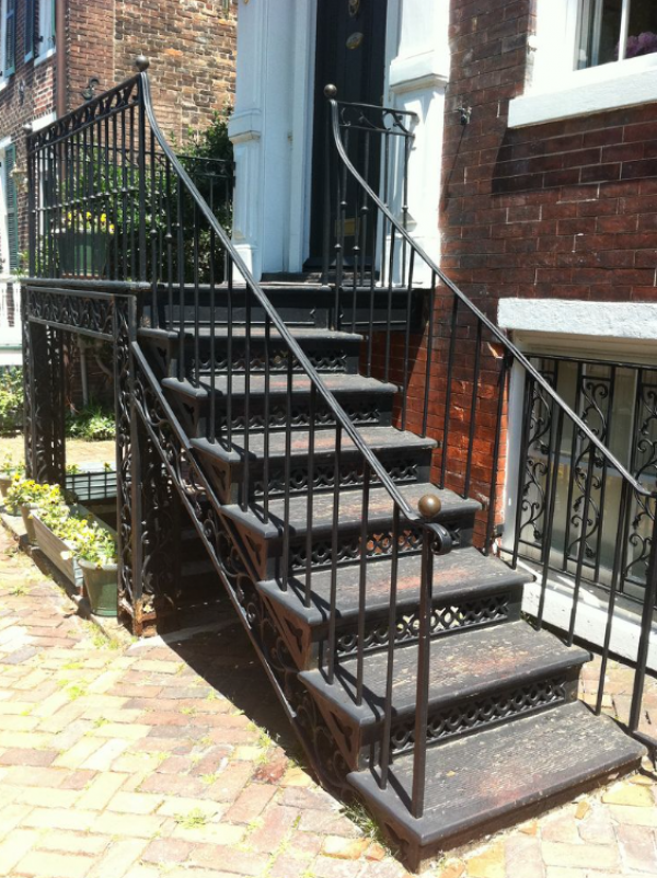 Tangga depan dengan pagar besi antik